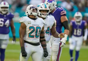 Dolphins sign NFL tackling leader to extension amid rebuild